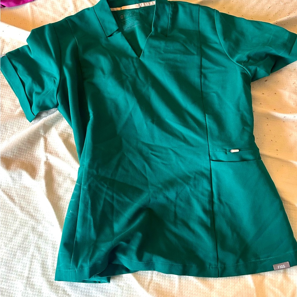 I CAN ONLY SHIP ON TUESDAYS!!! 
Inala scrub top size L